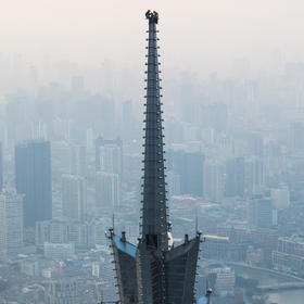 高端维修（保养）。摄于上海金茂大厦顶尖。在这个高度...