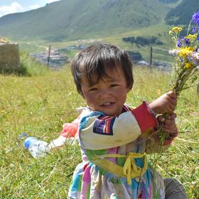 这是八月份和女友在甘南郎木寺遇见的一位藏族小女孩，...