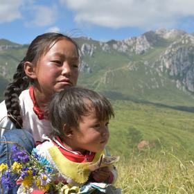 在甘南郎木寺，藏族小女孩和她的姐姐，一起望向远方…...