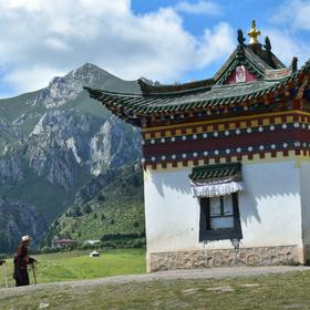 信仰之路，在郎木寺遇见两个藏族同胞一前一后往山上寺...