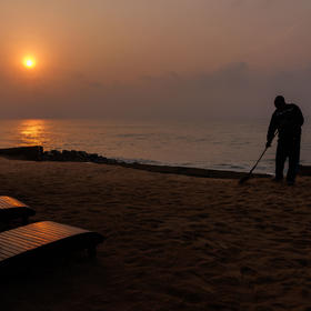 西非行摄之十一《海边日出》
海边
清洁沙滩的人
在...