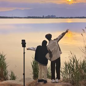 公园外拍时，见夕阳下两青年人在湖边在自拍，便抓拍了...