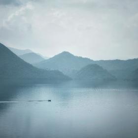 《空山新雨后》太平湖雨后一只快艇驶过手机抓拍。敬请...