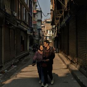 甜蜜
清晨，尼泊尔街头，一对情侣走在阳光初升的巷子...