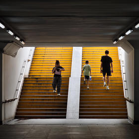 一组地下通道照片，黄色台阶很抢眼，光线有明暗变化，...