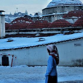 一位土耳其姑娘在下雪的黄昏等待在土耳其浴室前，是谁...